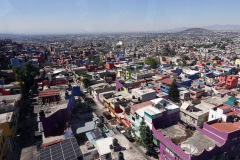 Utsikten från världens längsta (10,55 km) linbana för kollektivtrafik, linje 2 mellan Constitución de 1917 och Santa Marta, Mexico City.