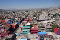 Utsikten från världens längsta (10,55 km) linbana för kollektivtrafik, linje 2 mellan Constitución de 1917 och Santa Marta, Mexico City.