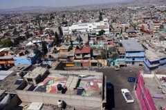 Utsikten från världens längsta (10,55 km) linbana för kollektivtrafik, linje 2 mellan Constitución de 1917 och Santa Marta, Mexico City.