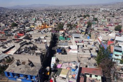 Utsikten från världens längsta (10,55 km) linbana för kollektivtrafik, linje 2 mellan Constitución de 1917 och Santa Marta, Mexico City.