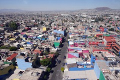 Utsikten från världens längsta (10,55 km) linbana för kollektivtrafik, linje 2 mellan Constitución de 1917 och Santa Marta, Mexico City.