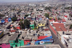 Utsikten från världens längsta (10,55 km) linbana för kollektivtrafik, linje 2 mellan Constitución de 1917 och Santa Marta, Mexico City.