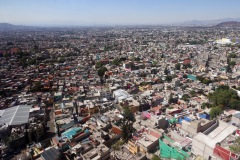 Utsikten från världens längsta (10,55 km) linbana för kollektivtrafik, linje 2 mellan Constitución de 1917 och Santa Marta, Mexico City.
