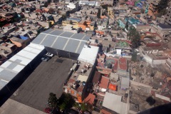 Utsikten från världens längsta (10,55 km) linbana för kollektivtrafik, linje 2 mellan Constitución de 1917 och Santa Marta, Mexico City.