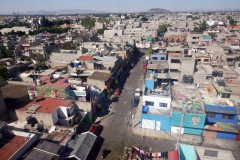 Utsikten från världens längsta (10,55 km) linbana för kollektivtrafik, linje 2 mellan Constitución de 1917 och Santa Marta, Mexico City.