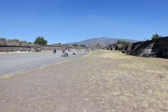 Månpyramiden (Pirámide de la Luna)  i den bortre änden av Dödens aveny (Calz. de los Muertos), Teotihuacán.