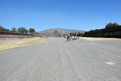 Månpyramiden (Pirámide de la Luna)  i den bortre änden av Dödens aveny (Calz. de los Muertos), Teotihuacán.