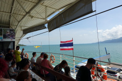 På färjan över från Aow Thammachat pier till Koh Chang.