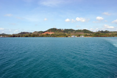 Vy mot Aow Thammachat pier från färjan över till Koh Chang., Trat.