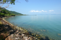 Kustlinjen på östra sidan av Koh Chang med Than Mayom Pier i bakgrunden.