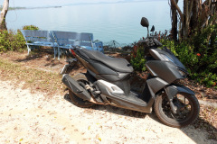 Min hyrda motorcykel vid vägkanten på den östra sidan av Koh Chang.