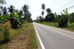 Huvudvägen längs den östra sidan av Koh Chang.