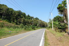 Huvudvägen längs den östra sidan av Koh Chang.