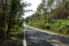 Huvudvägen längs den östra sidan av Koh Chang.