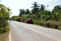 Huvudvägen längs den östra sidan av Koh Chang.