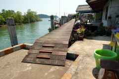Den lilla byn i slutet av huvudvägen på den östra sidan av Koh Chang.
