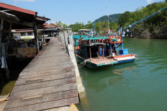 Den lilla byn i slutet av huvudvägen på den östra sidan av Koh Chang.