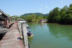 Den lilla byn i slutet av huvudvägen på den östra sidan av Koh Chang.