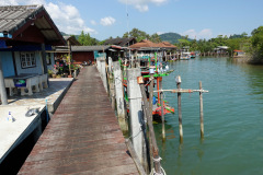 Den lilla byn i slutet av huvudvägen på den östra sidan av Koh Chang.