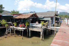 Den lilla byn i slutet av huvudvägen på den östra sidan av Koh Chang.
