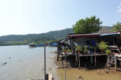 Den lilla byn i slutet av huvudvägen på den östra sidan av Koh Chang.