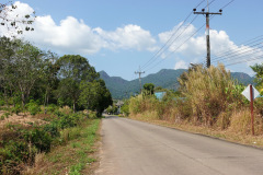 Huvudvägen längs den östra sidan av Koh Chang.