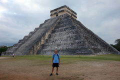 Stefan framför Slottet (El Castillo), även känd som Kukulkan-pyramiden, Chichén Itzá.