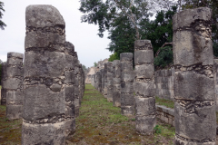 Tusen kolonner (Mil Columnas), ett stort torg omgivet av flera långa kolonnader, Chichén Itzá.