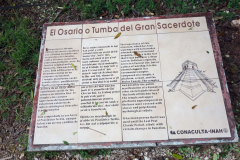 Beskrivning av Benhuset (Osario), den pyramidformade gravbyggnaden, Chichén Itzá.