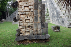 Mindre byggnad vid Benhuset (Osario), den pyramidformade gravbyggnaden, Chichén Itzá.