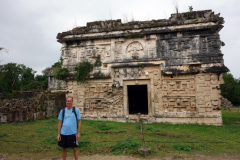 Stefan framför Kyrkan (La Iglesia), ett litet tempel dekorerat med ansiktsmasker tillägnat guden Chaac, Chichén Itzá.