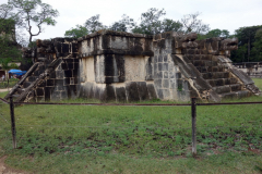 Beskrivning av Eagles and Jaguars Platform (Plataforma de las Águilas y los Jaguares), Chichén Itzá.