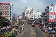 Mitt boende i Chittagong, The Alina Hotel & Suites syns längst upp i backen (blå färg överst på byggnaden), Station Road, Chittagong.