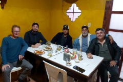 Här är jag tillsammans med Stefan, en anställd och släktingar till Stefan på restaurang i Cobán.