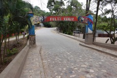 Promenaden ut från lilla staden Copán Ruinas mot arkeologiska Copán.