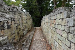 Gång mellan två byggnader uppe på Acropolis, Copán.