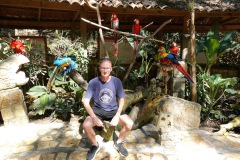 Stefan med aror, Macaw Mountain Bird Park & Nature Reserve utanför Copán Ruinas.