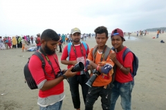 Grabbar som lever på att fotografera turister mot några Taka,  Cox's Bazar.