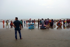 Mängder av människor på stranden i Cox's Bazar.