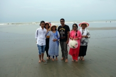 Nyfunna vänner på stranden i Cox's Bazar.