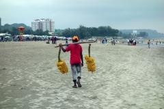 Bananförsäljare på stranden i Cox's Bazar. Otroligt goda bananer!