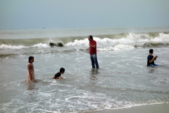 Massiva vågor rullar in på stranden i Cox's Bazar.