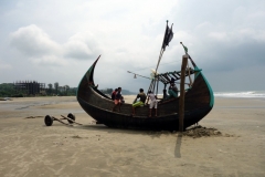 Traditionell båt på stranden i Cox's Bazar.