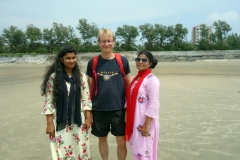 Stefan med nyvunna vänner på stranden i Cox's Bazar.