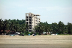 Ytterligare ett övergivet och ej färdigställt hotell vid stranden i Cox's Bazar.