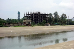 Ytterligare ett övergivet och ej färdigställt hotell vid stranden i Cox's Bazar.
