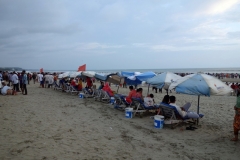 Mängder av människor på stranden i Cox's Bazar. I stort sett alla är lokala turister.