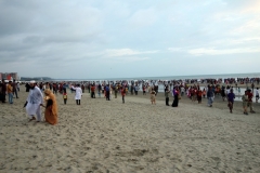 Mängder av människor på stranden i Cox's Bazar. I stort sett alla är lokala turister.