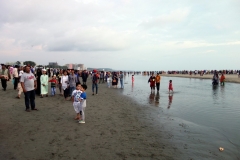 Mängder av människor på stranden i Cox's Bazar. I stort sett alla är lokala turister.