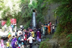 Det ej så imponerande vattenfallet i Himchari National Park som lokala turister vallfärdar till. Jag tyckte det såg konstgjort ut dessutom.